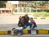 طفلان يصرفان على والدتهما المريضة و"حياة كريمة" يهديهما 20 ألف جنيه.. فيديو