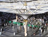 250 مظلة لقاصدى المسجد النبوى لحماية المصلين