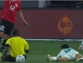 لقطة طريفة.. الحكم يسقط على الأرض ويحتسب خطأ ضد منتخب مصر