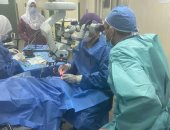 مستشفى سوهاج الجامعى تنقذ عامل من "العمى" بعد إصابته بشظية فى الشبكية