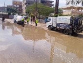 الكل في الشارع.. سيارات شفط المياه بالقليوبية ترفع تراكمات مياه الأمطار