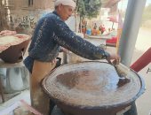 شاهد حكاية "أبو العربى" مع 30 سنة من صناعة الكنافة البلدى فى المنوفية