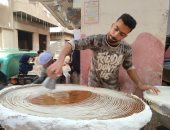 حلوانى من بعيد.. شاهد الشاب أحمد وحكاية 8 سنين فى صنع الكنافة البلدى لأهالى الغربية