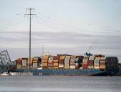 مسئول أمريكى يعلن نجاح مهمة تعويم سفينة حاويات حطمت جسرا فى بالتيمور