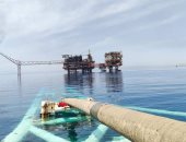 البترول البحرية تبدأ إنزال الخط البحرى الأول بمشروع حقول أكتوبر