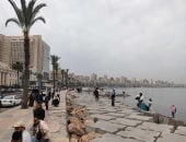 أهالى الإسكندرية يستمتعون بحالة الطقس على الكورنيش مع ارتفاع درجات الحرارة