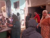 شاهد أسرع "خباز" بيرص البسكويت والكحك العيد فى الصاج قبل دخوله الفرن بالشرقية