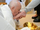 البابا فرانسيس يكسر التقاليد.. يغسل أقدام النساء فقط بالطقوس السنوية "فيديو"
