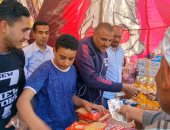 طرح سلع غذائية مدعمة ضمن مبادرة "خفض الأسعار" فى مراكز المنيا.. صور