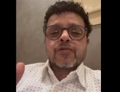محمد هنيدي يظهر بشعره كنيش ويطمئن جمهوره على صحته.. فيديو