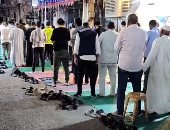 الشارع امتلأ بالمصلين.. أهالى الأقصر يؤدون صلاة التراويح يوم 23 من رمضان.. فيديو