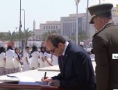 الرئيس السيسي يوقع فى سجل الشرف بالنصب التذكارى بالعاصمة الإدارية