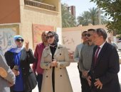 نائب محافظ الوادي الجديد تتفقد عددا من المدارس بمدينة الخارجة لمتابعة أعمال التطوير