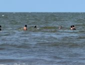 "كأننا في الصيف" الشباب يستمتع بالسباحة في بحر بورسعيد.. فيديو