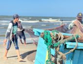 حرفة الأجداد.. رحلات الصيادين مستمرة بطول ساحل البحر في بورسعيد.. فيديو وصور