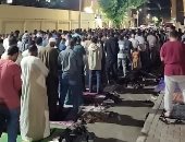 المصلون يملأون المساجد فى صلاة تراويح آخر ليلة وترية بمدينة الأقصر.. فيديو