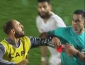 تفاصيل اعتداء لاعبى أبو سليم الليبى على الحكم محمد معروف (فيديو)