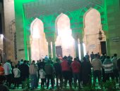 المصلون يملأون الساحات أمام المساجد فى آخر صلاة تراويح ببنها.. فيديو وصور