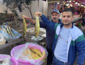 السوق فى بورسعيد يتحول إلى حلقة لبيع الفسيخ.. فيديو وصور
