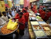 انتعاش الأسواق فى باكستان.. شراء حلويات عيد الفطر المبارك