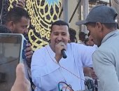 محمود جمعة يبهج الآلاف فى ساحة أبو الحجاج الأقصرى بعد الصلاة.. فيديو