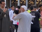 لقطات بريئة للأطفال فى صلاة العيد مع أسرهم.. فيديو