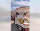 أهالى سوهاج يتحدون حرارة الجو فى أول أيام العيد بالآيس كريم والقصب.. فيديو