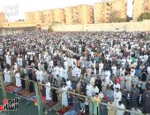 حشود كبيرة من المصلين يؤدون صلاة العيد بساحة نادى العياط الرياضى