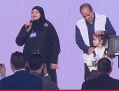 والدة الشهيد محمود عليوة تقدم قصيدة "صرخة شهيد" بحفل العيد أمام الرئيس السيسى