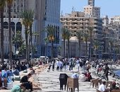 المواطنون يستمتعون بالطقس المشمس ثانى أيام عيد الفطر المبارك على كورنيش الإسكندرية