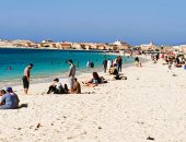 شواطئ مطروح قبلة المواطنين للتنزه والسباحة في ثالث أيام العيد .. فيديو وصور