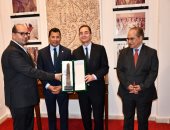 السفير الفرنسي بالقاهرة يزور المتحف الأولمبي ويشيد بإنجازات الرياضة المصرية