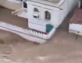 لقطات لسيول عارمة تضرب سلطنة عمان تسببت فى مصرع 12 شخصا
