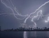 برق ورعد وتحول النهار لليل.. مشاهد من أمطار الخير على الإمارات "فيديو"