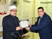 وزير الأوقاف يكرِّم الأئمة والقراء الموفدين خلال شهر رمضان