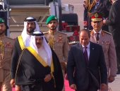 الرئيس السيسى يستقبل العاهل البحرينى فور وصوله مطار القاهرة