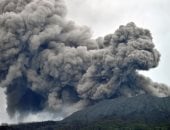 ثوران بركان جبل إيبو شرق إندونيسيا وارتفاع الرماد لـ 2000 متر