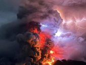 ثوران بركانى بإندونيسيا يطلق الحمم والرماد لارتفاع أكثر من 70 ألف قدم.. صور