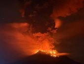 ثوران آخر لجبل سيميرو الإندونيسى وتحذيرات للسكان من الحمم البركانية