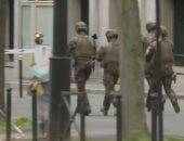 الجيش الفرنسي يحاول السيطرة على اقتحام القنصلية الإيرانية فى باريس.. فيديو