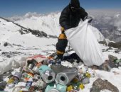 نيبال تطلق مشروعا لإزالة جثث المتسلقين وأطنان من القمامة أعلى قمة جبل إيفرست