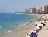 بحر الإسكندرية يعود إلى طبيعته بعد هدوء التيارات البحرية.. فيديو