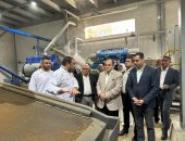 وزير الصناعة ومحافظ بورسعيد يتفقدان مصنعا لإنتاج الأسماك المدخنة
