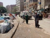محافظة الجيزة ترفع تراكمات القمامة من أمام شارع محمد متولى ببولاق