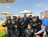 رئيس الوزراء يلتقط الصور التذكارية مع ذوى الهمم على شاطئ "قادرون" بدمياط