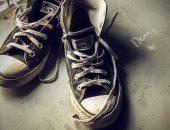 3 طرق سهلة وبسيطة لتنظيف الأحذية ذات الرائحة الكريهة