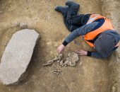 علماء الآثار يكتشفون مقبرة من العصر الحجري عمرها 4200 عام
