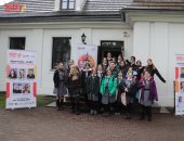 طلاب مدارس مدينة كراكوف فى بولندا يشاهدون عروض مهرجان Sitfy poland