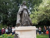 إزاحة الستار عن أول تمثال لتكريم الملكة الراحلة إليزابيث الثانية.. صور