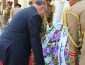 محافظ القاهرة يضع إكليلا من الزهور على مقابر شهداء المنطقة العسكرية بالخفير